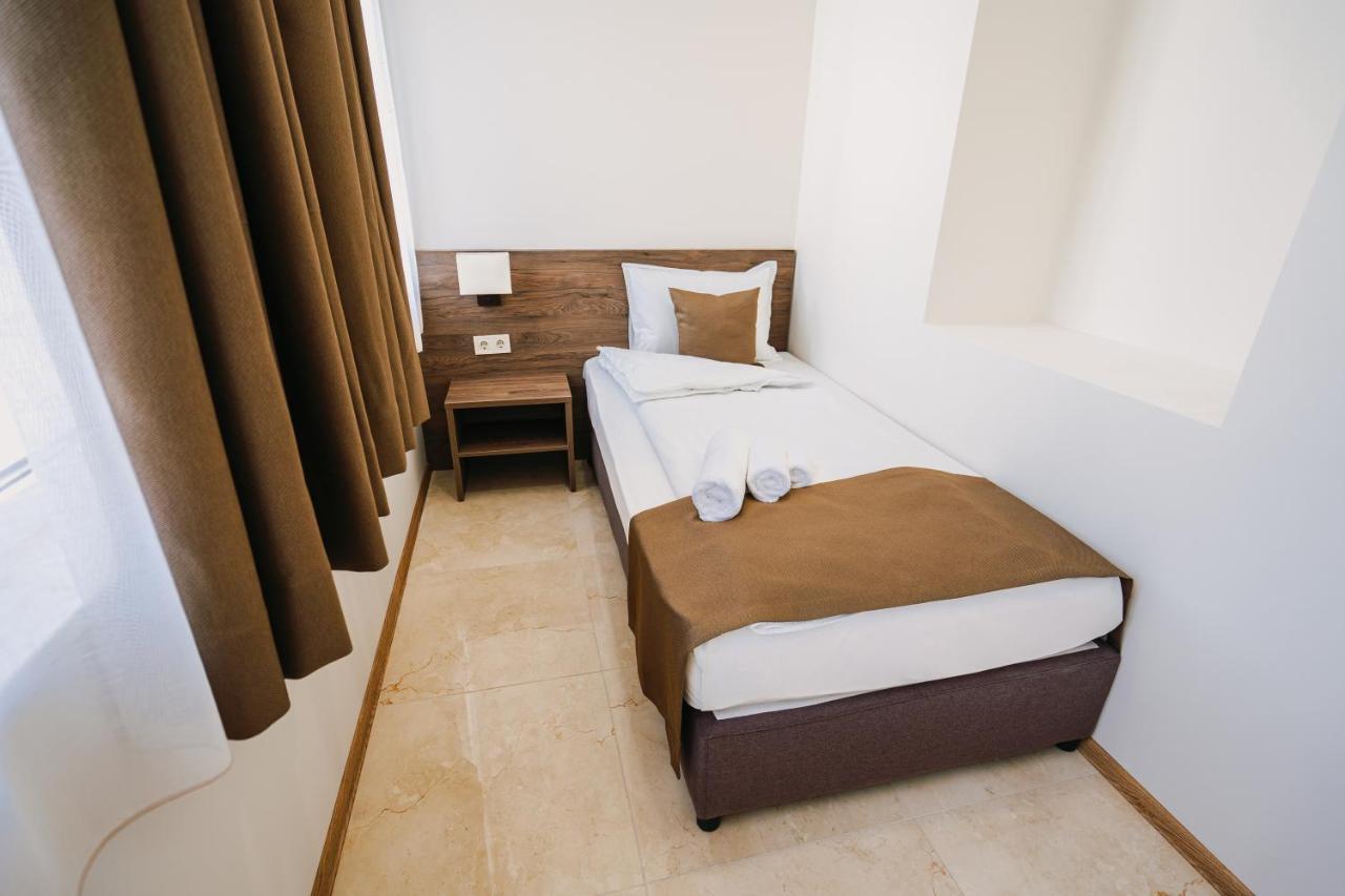 Хотел Театъръ Hotel Pleven Buitenkant foto