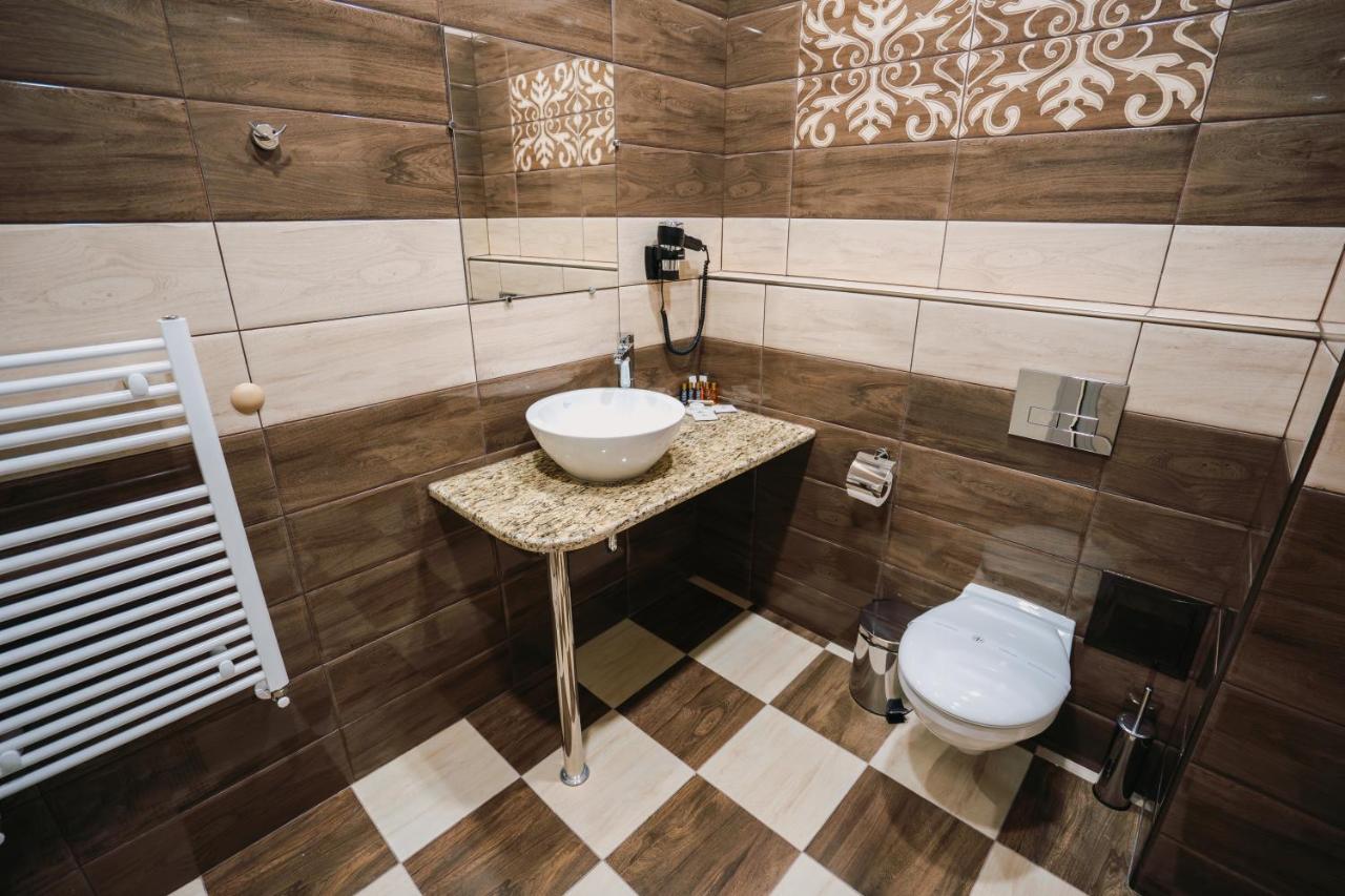 Хотел Театъръ Hotel Pleven Buitenkant foto