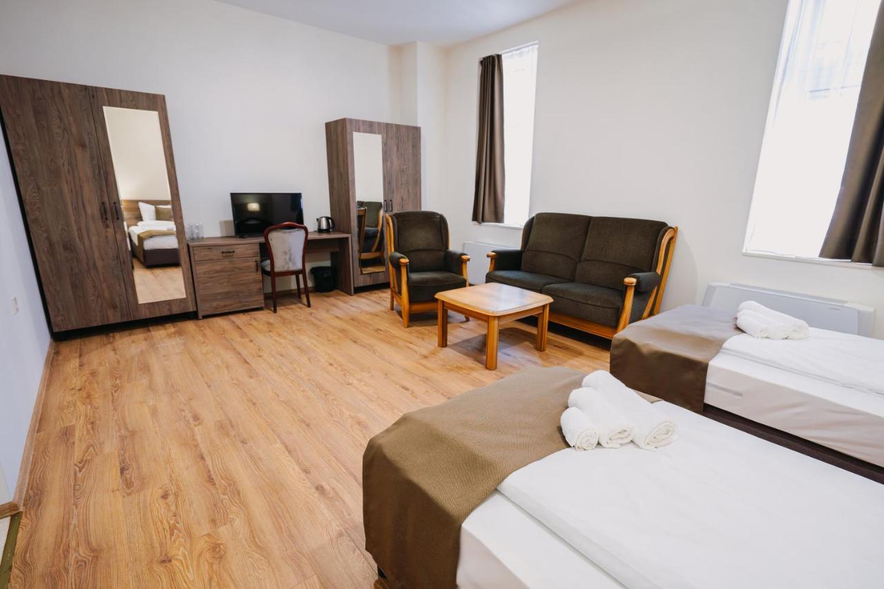 Хотел Театъръ Hotel Pleven Buitenkant foto