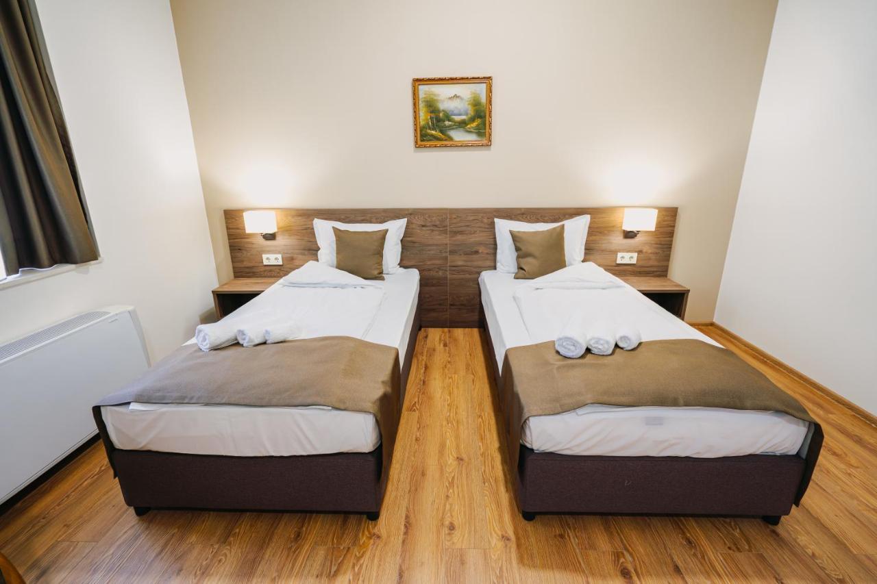 Хотел Театъръ Hotel Pleven Buitenkant foto