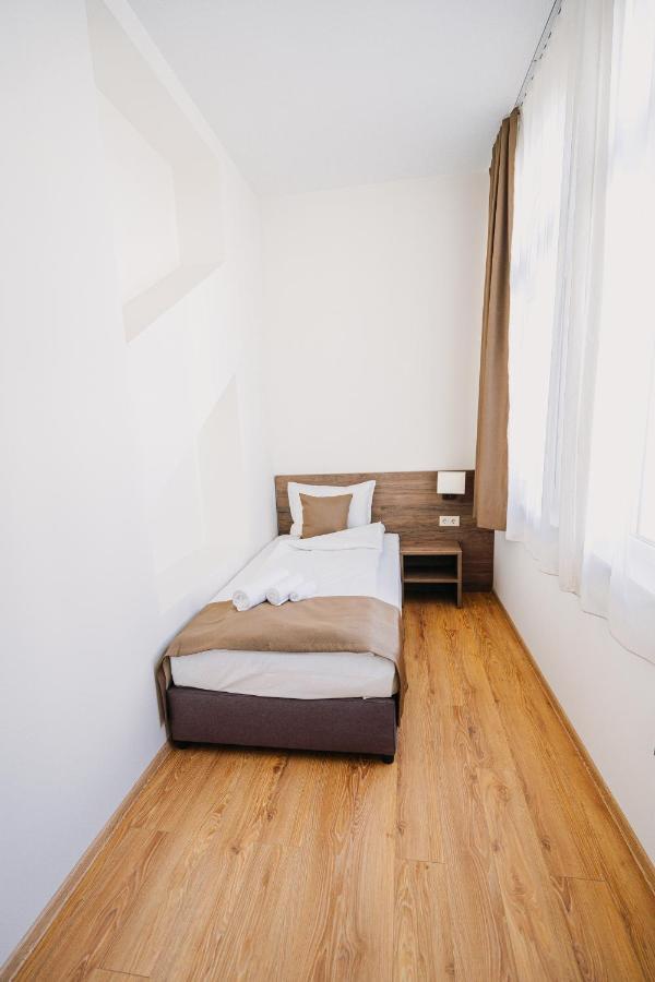 Хотел Театъръ Hotel Pleven Buitenkant foto