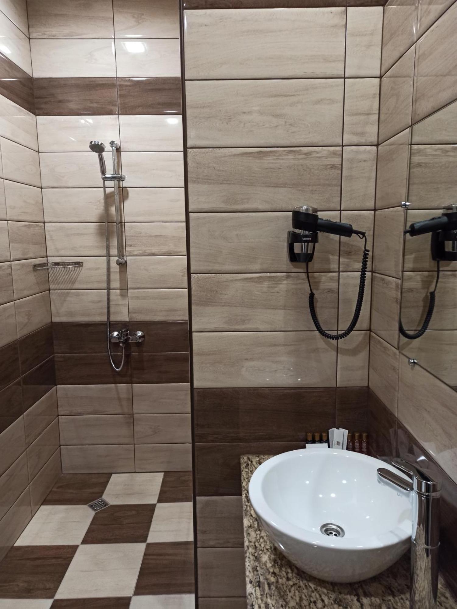 Хотел Театъръ Hotel Pleven Buitenkant foto