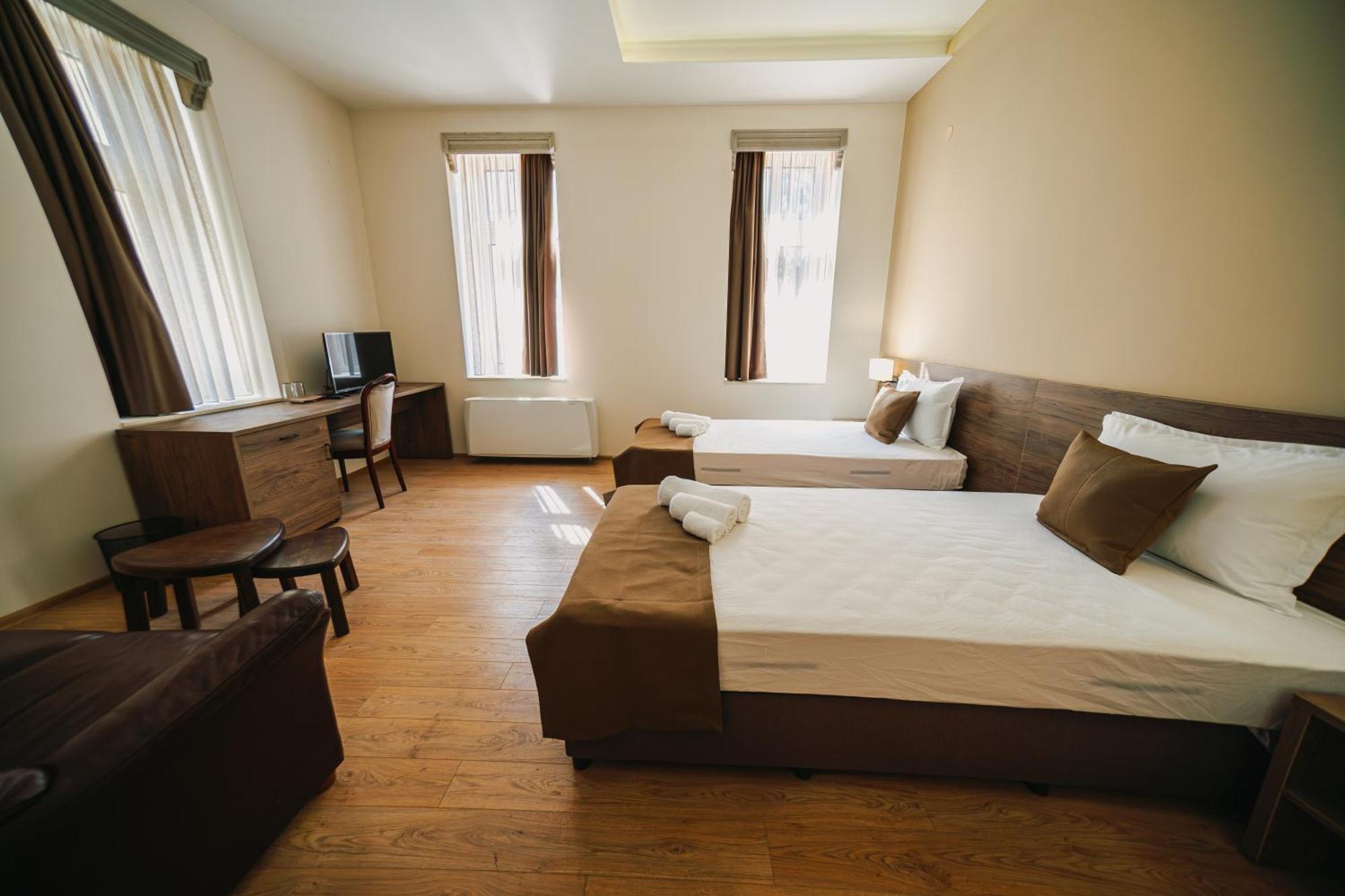 Хотел Театъръ Hotel Pleven Buitenkant foto