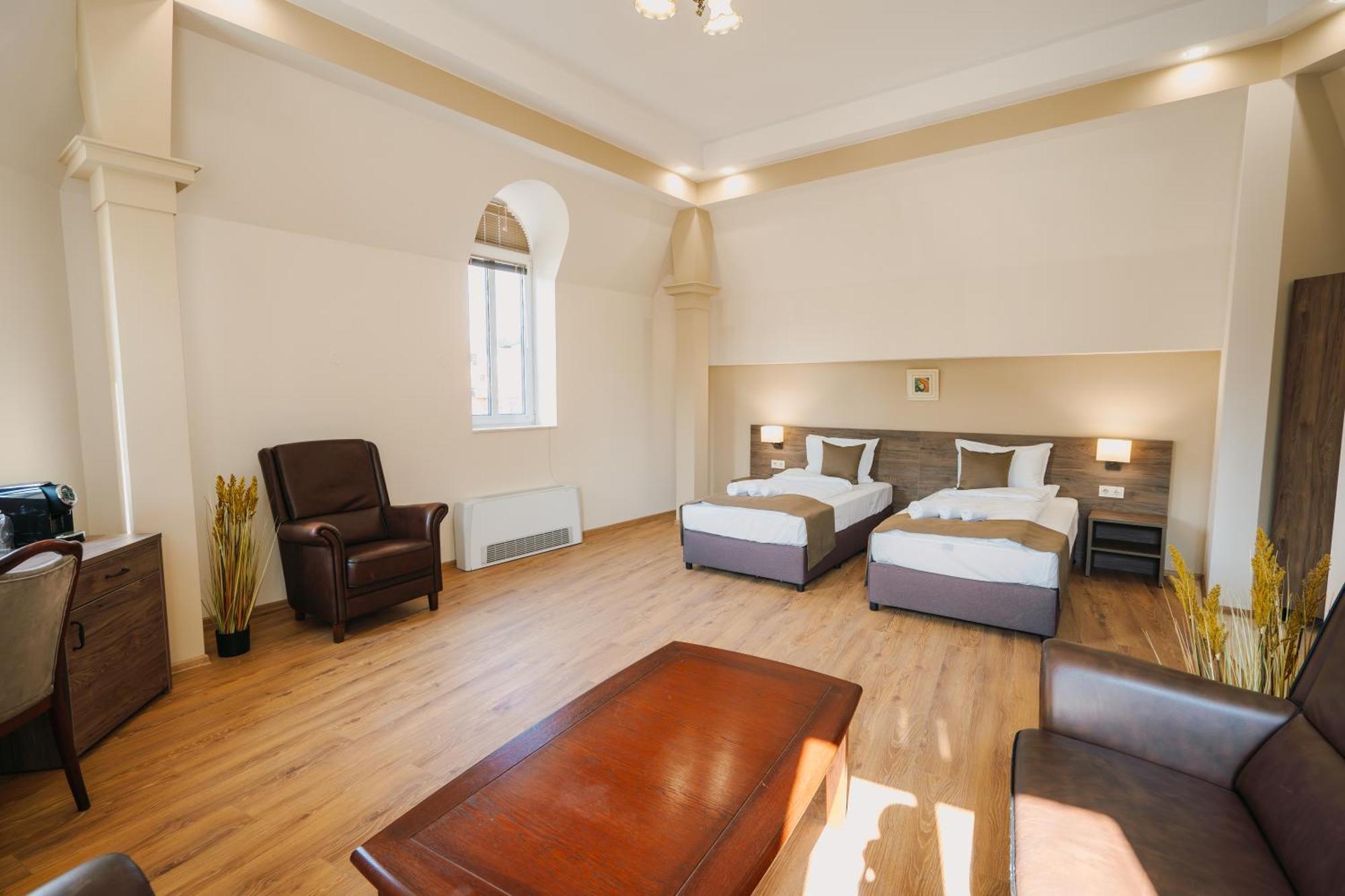 Хотел Театъръ Hotel Pleven Buitenkant foto