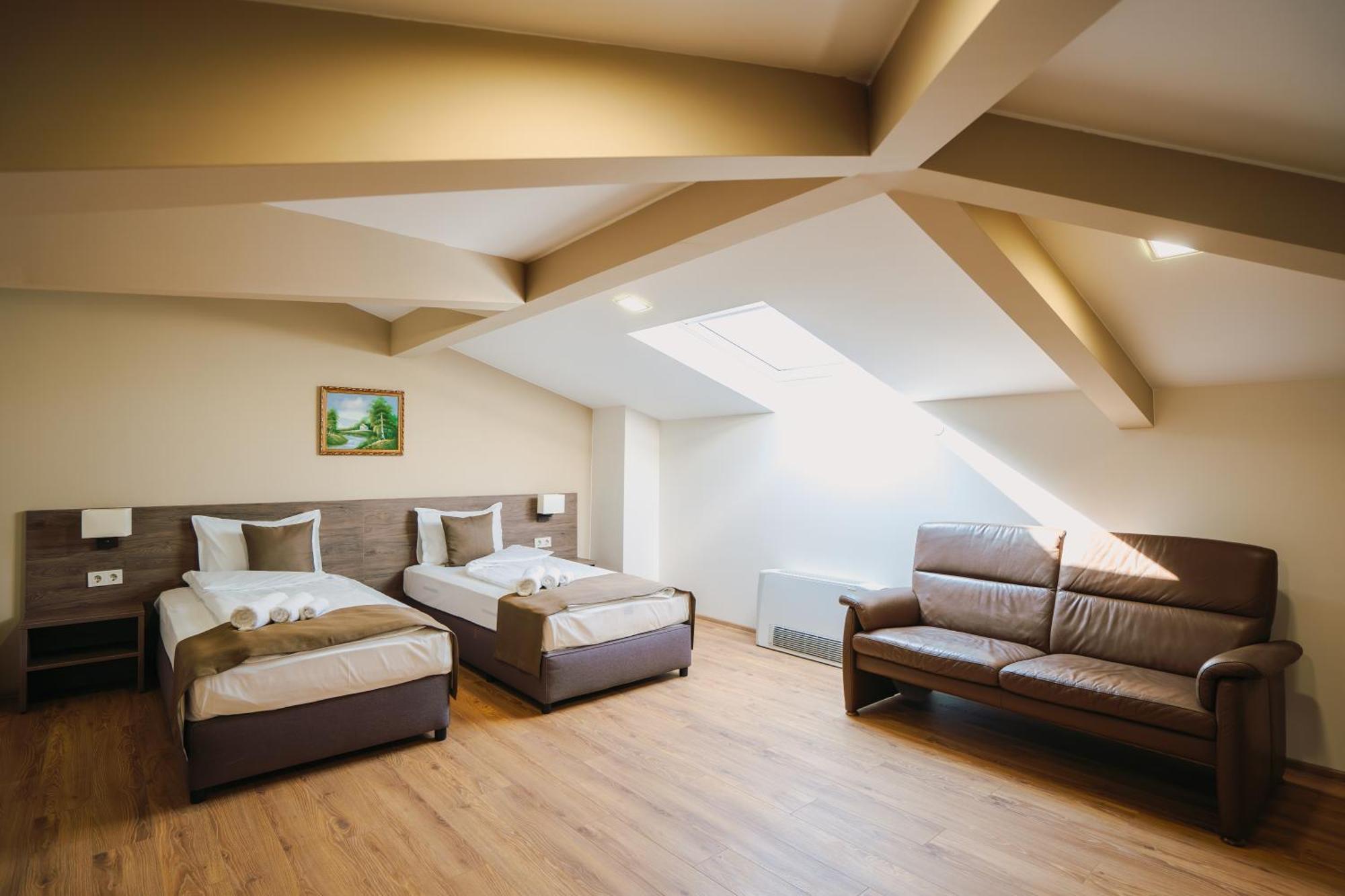 Хотел Театъръ Hotel Pleven Buitenkant foto