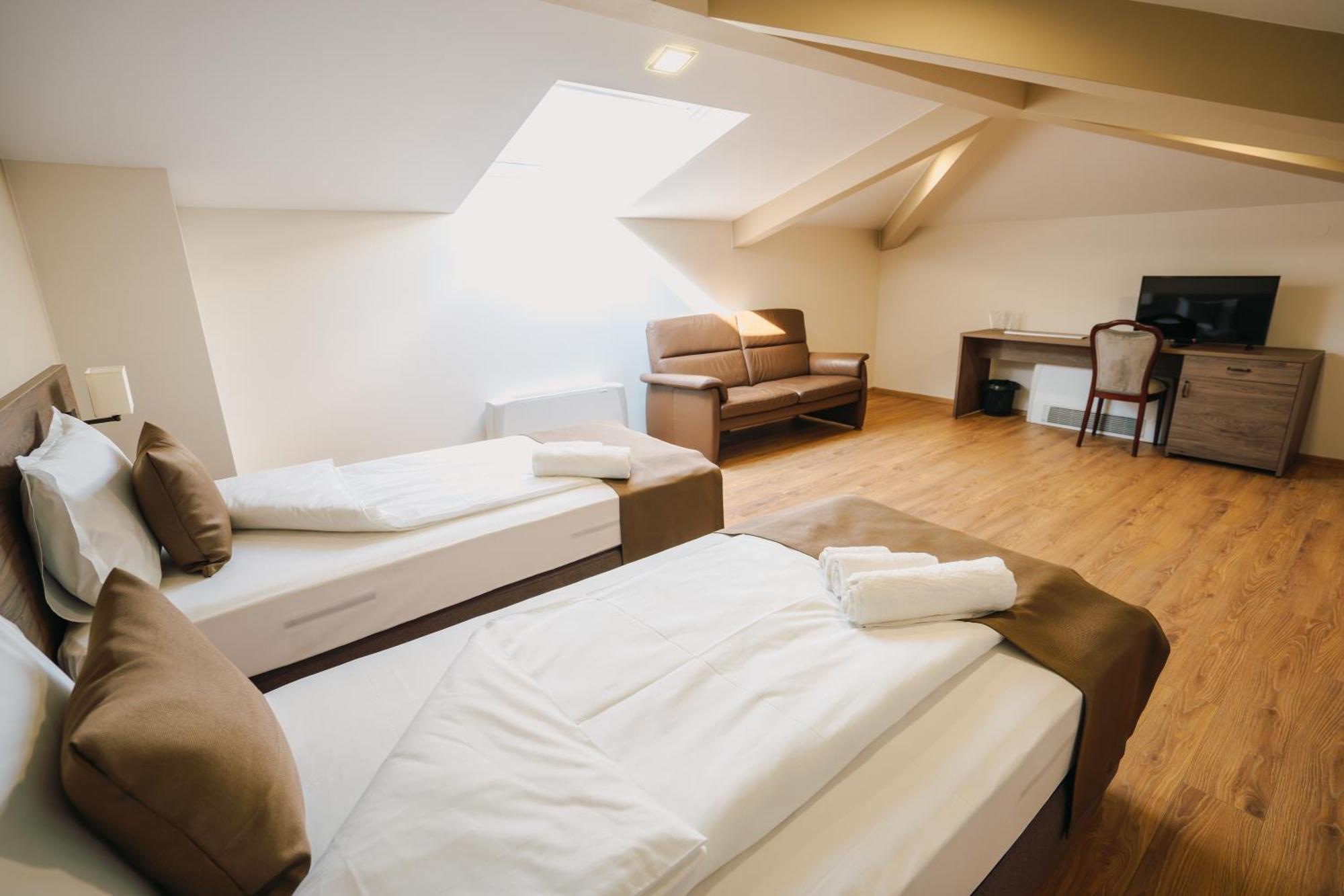 Хотел Театъръ Hotel Pleven Buitenkant foto