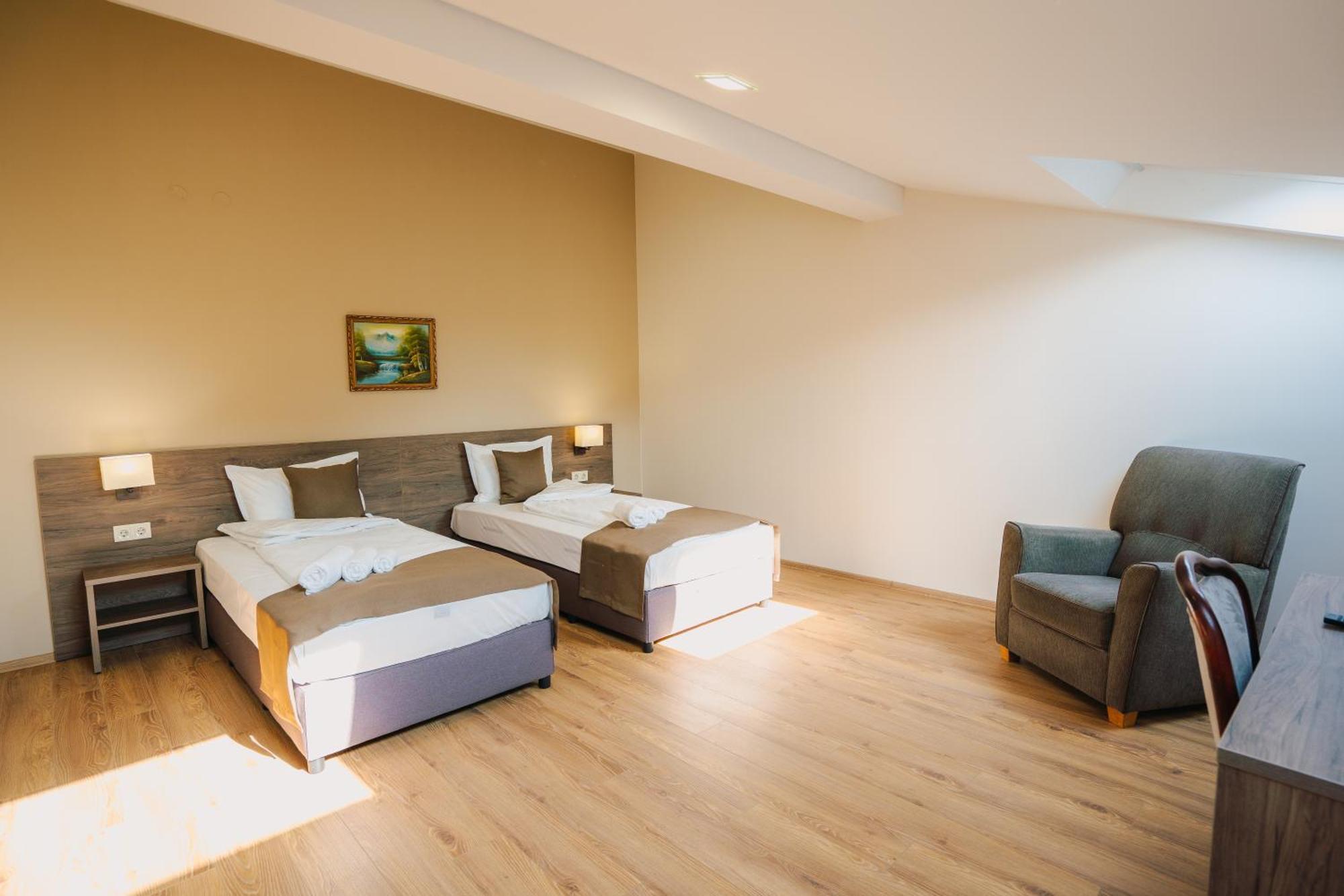 Хотел Театъръ Hotel Pleven Buitenkant foto