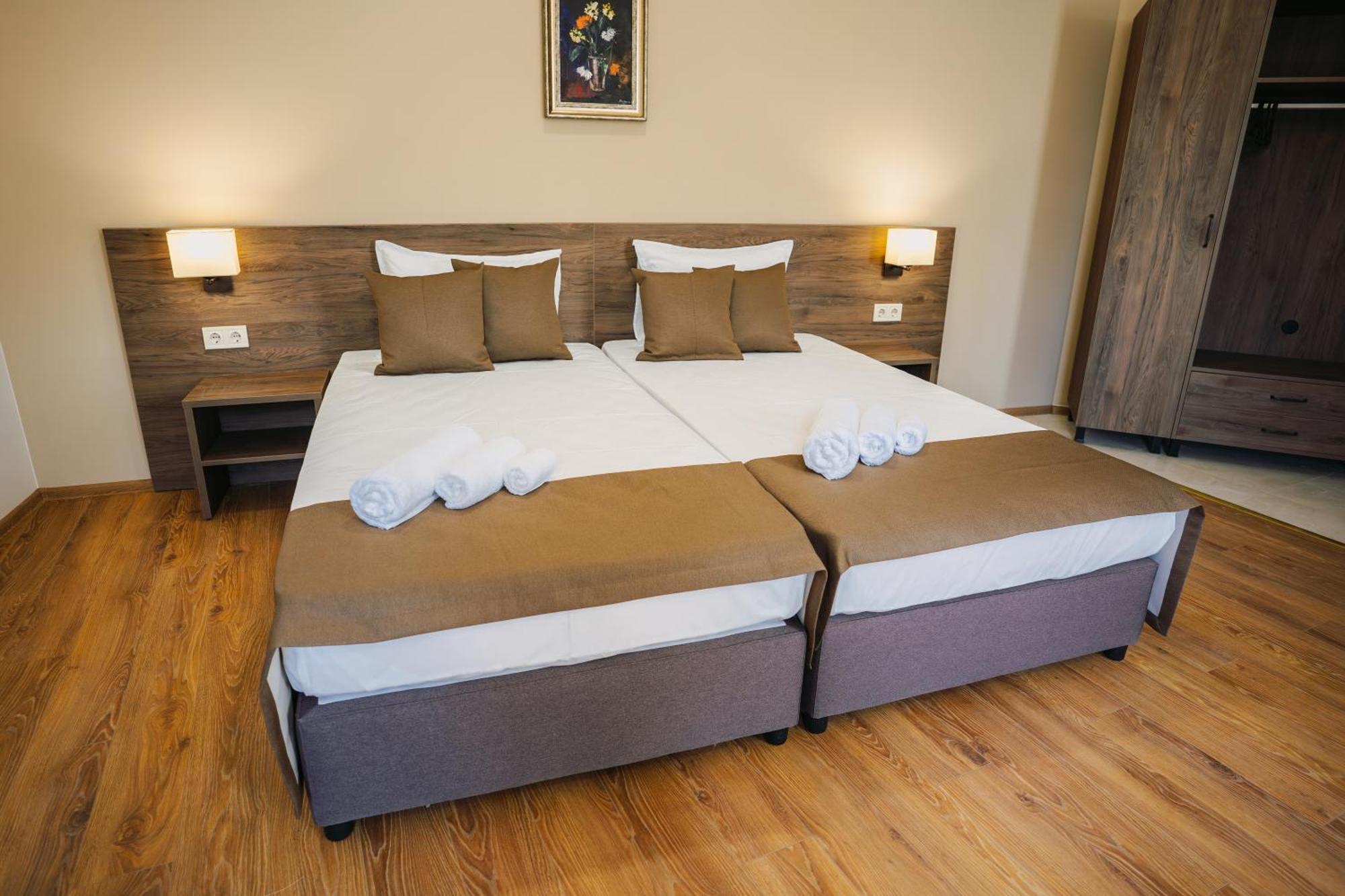 Хотел Театъръ Hotel Pleven Buitenkant foto