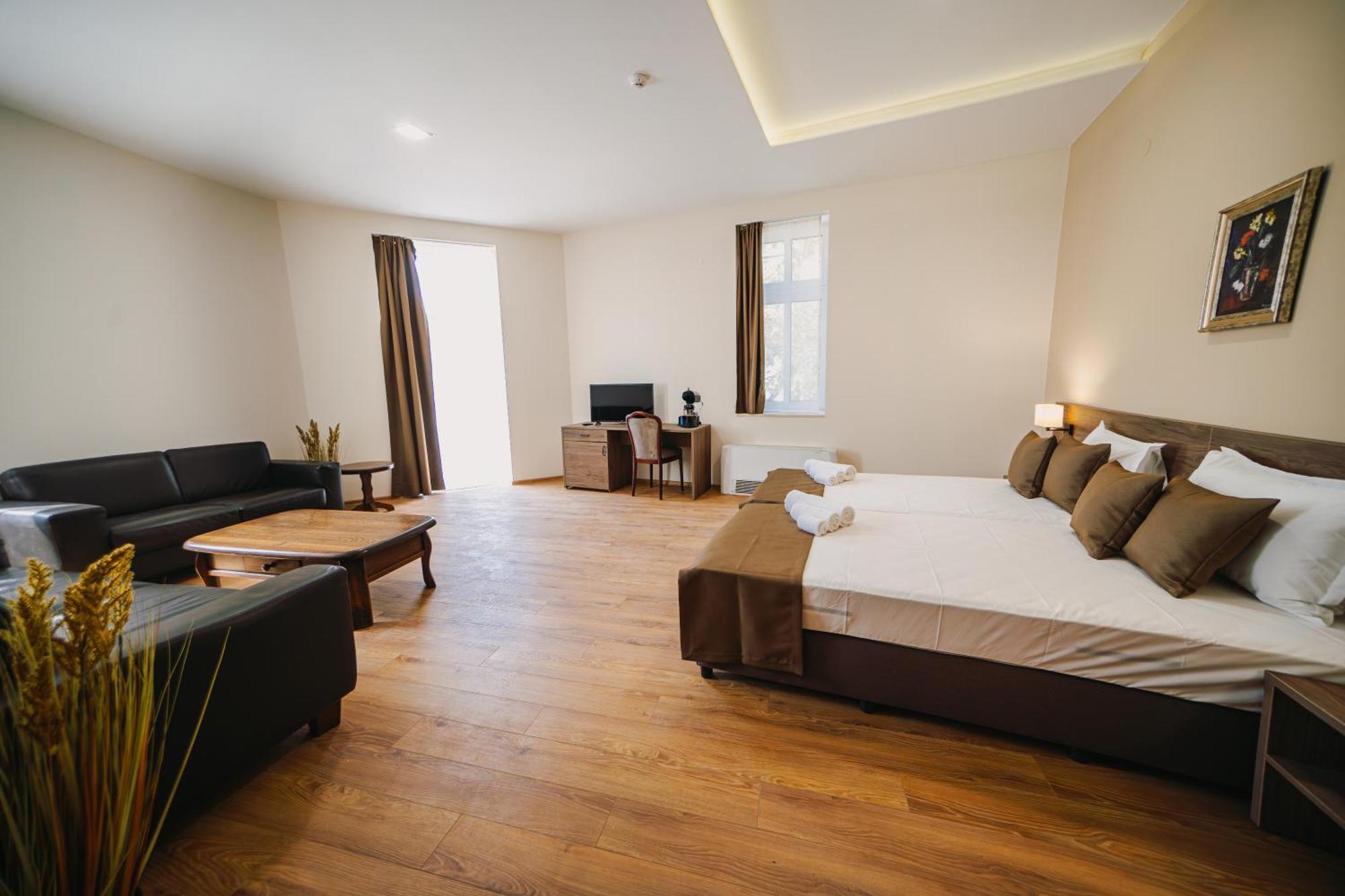 Хотел Театъръ Hotel Pleven Buitenkant foto