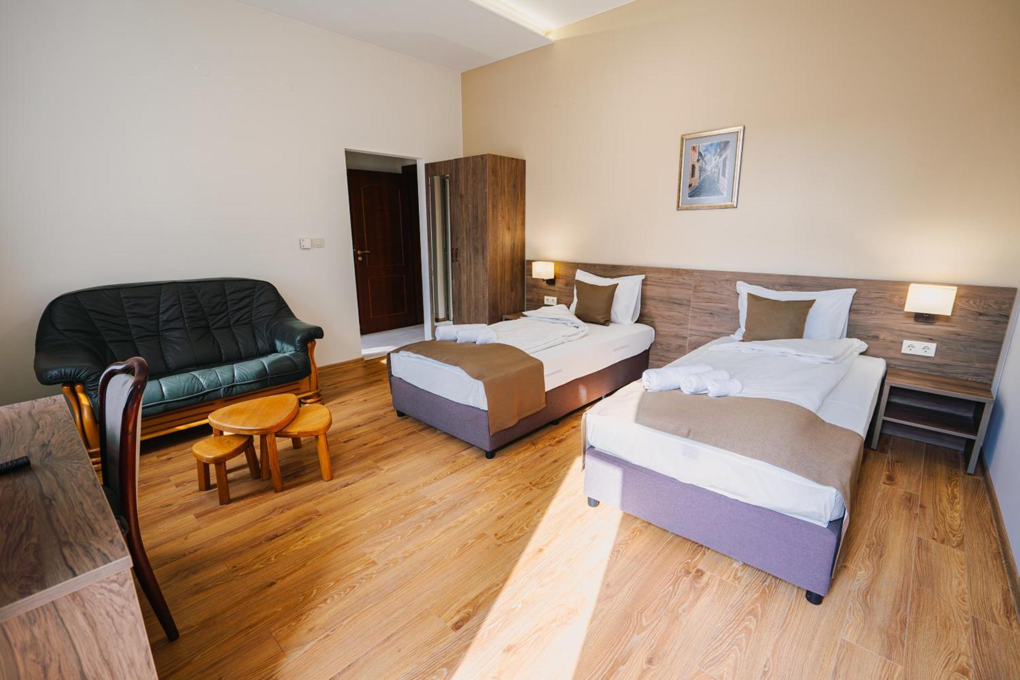 Хотел Театъръ Hotel Pleven Buitenkant foto