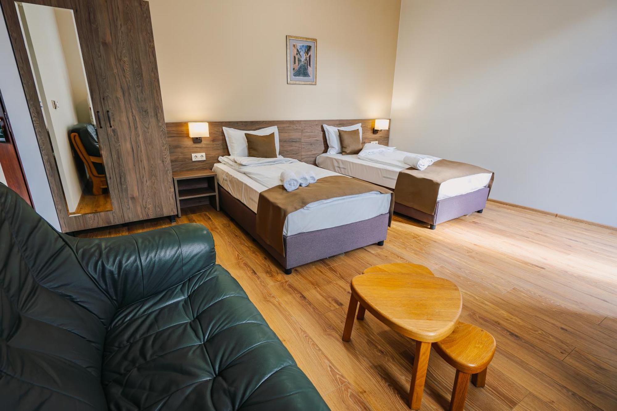 Хотел Театъръ Hotel Pleven Buitenkant foto